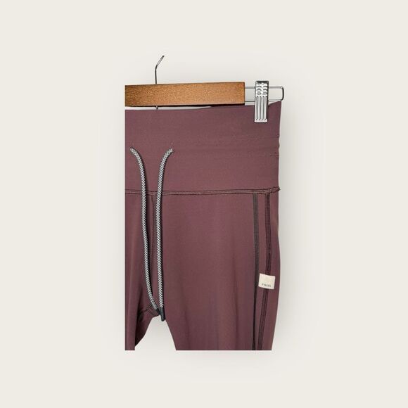 Vuori Daily Sports Leggings in Fig Size Small - Picture 4 of 5
